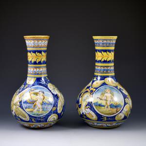 Par de vasos com decoração de troféus de armas - Manufatura Cantagalli, final do século XIX